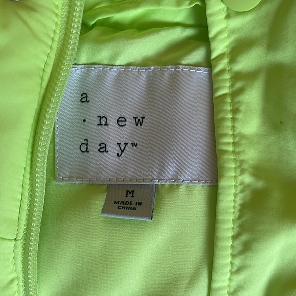 Neon lime green vest - Picture 2 of 3